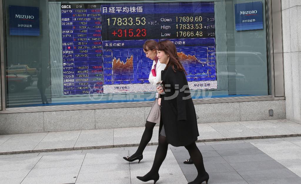 日銀のマイナス金利導入を受け、長期国債の利回りが一時、過去最低の０．０５％を記録した＝２０１６年２月１日、東京都内（ＡＰ）