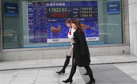 日銀のマイナス金利導入を受け、長期国債の利回りが一時、過去最低の０．０５％を記録した＝２０１６年２月１日、東京都内（ＡＰ）