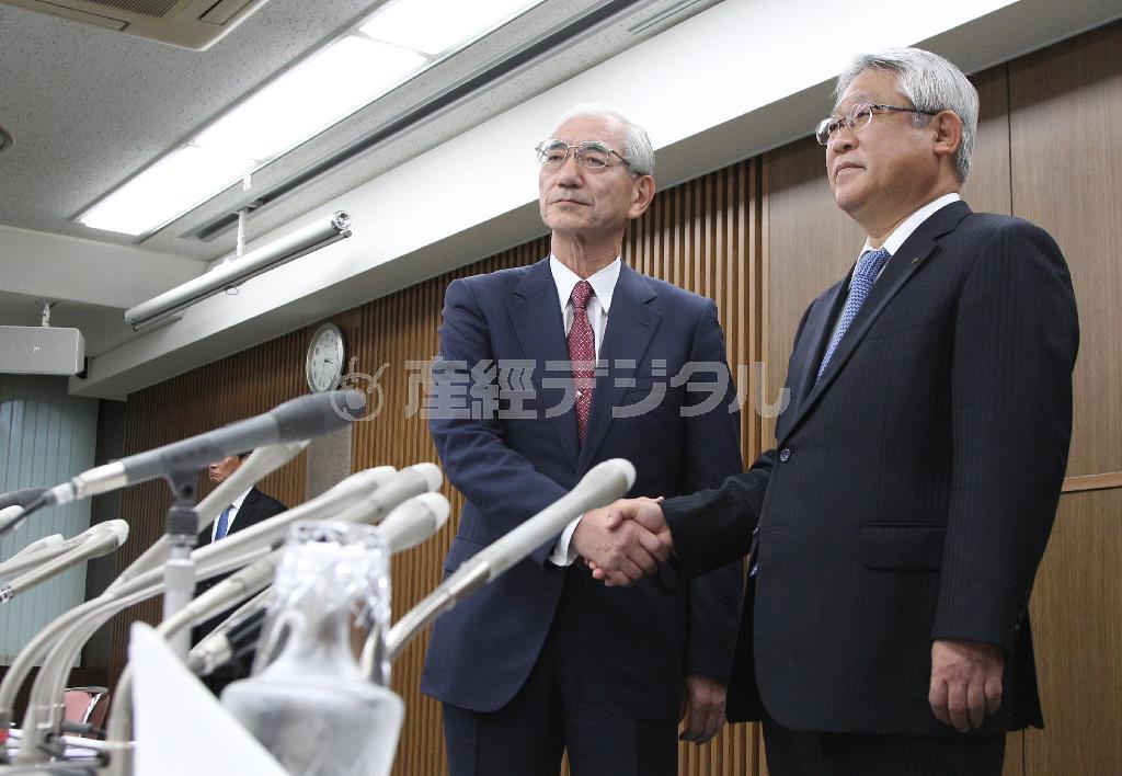 新日鉄住金による日新製鋼の子会社化の検討開始を発表した会見で、握手をする、新日鉄住金の進藤孝生社長（左）と日新製鋼の三喜俊典社長＝２０１６年２月１日午後、東京都中央区（荻窪佳撮影）