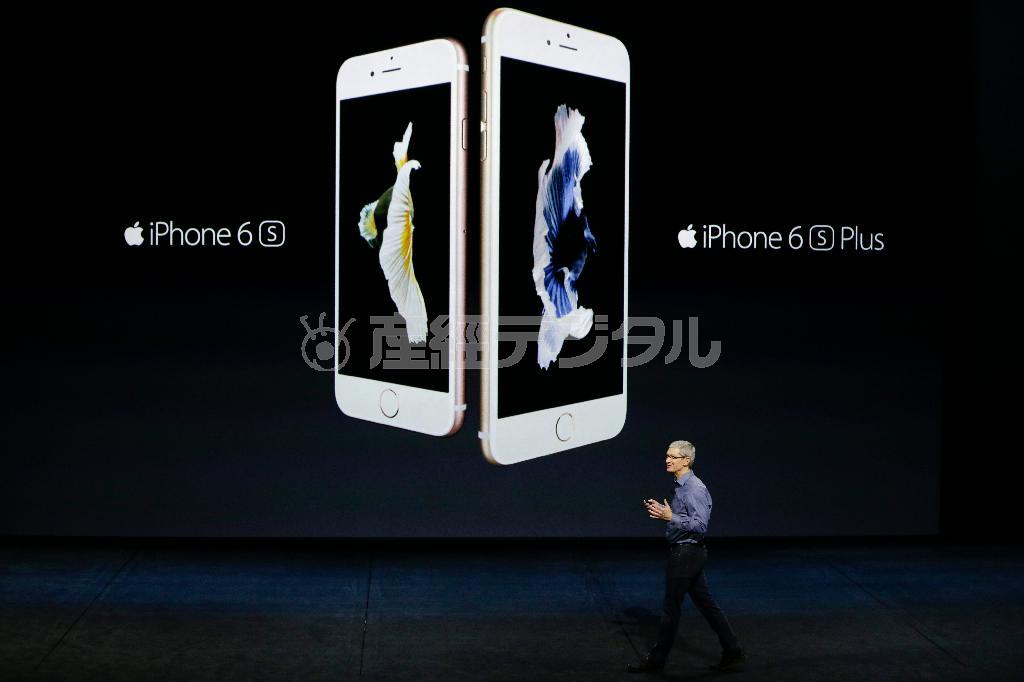 ２０１５年９月９日、新モデルのスマートフォン、アイフォーン６Ｓシリーズを発表するアップルのティム・クック最高経営責任者（ＣＥＯ）。しかし、直後の１０～１２月期のアイフォーン販売台数は大きく減速した＝米カリフォルニア州サンフランシスコ（ＡＰ）