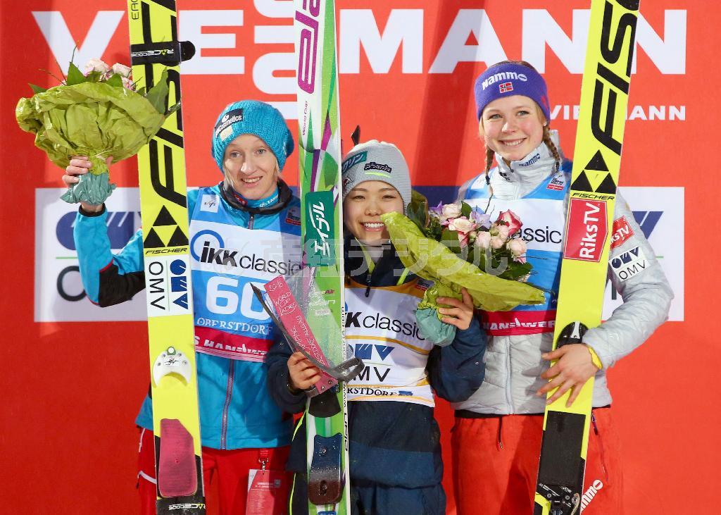 自己最多に並ぶ７連勝で今季８勝目を挙げた高梨沙羅（さら、中央）＝２０１６年１月３１日、ドイツ・バイエルン州オーベルストドルフ（ＡＰ）