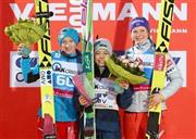 自己最多に並ぶ７連勝で今季８勝目を挙げた高梨沙羅（さら、中央）＝２０１６年１月３１日、ドイツ・バイエルン州オーベルストドルフ（ＡＰ）