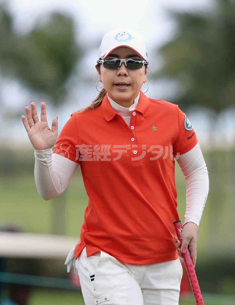 最終ラウンド、２番でバーディーパットを決め、ギャラリーの声援に応える宮里美香＝２０１６年１月３１日、バハマ・パラダイス島のオーシャンクラブＧＣ（共同）
