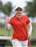 最終ラウンド、２番でバーディーパットを決め、ギャラリーの声援に応える宮里美香＝２０１６年１月３１日、バハマ・パラダイス島のオーシャンクラブＧＣ（共同）