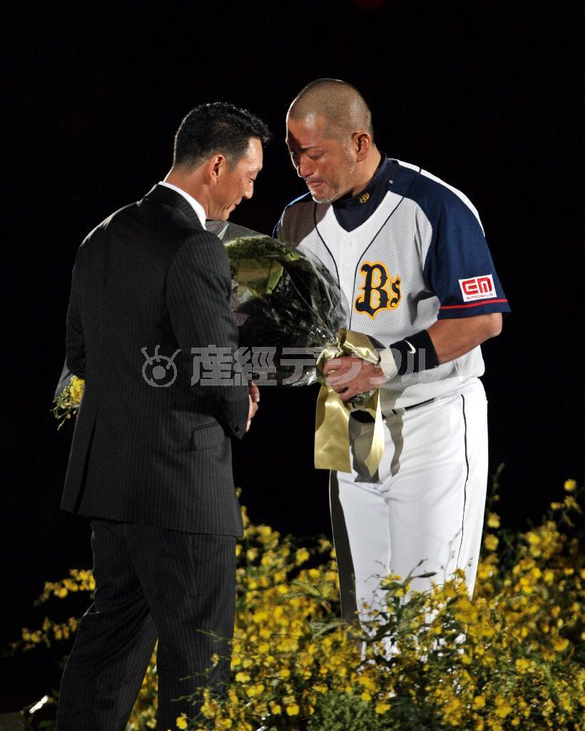 引退セレモニーで金本（左）から花束を受け取る清原＝２００８年１０月１日、京セラドーム大阪(安部光翁撮影）