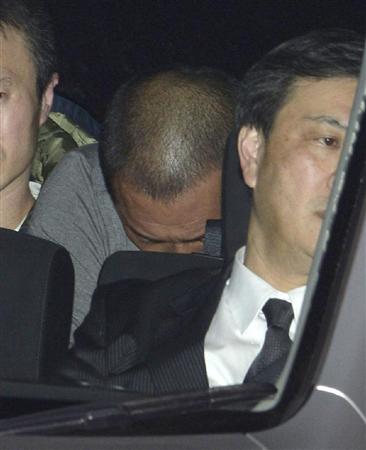 覚せい剤取締法違反の疑いで逮捕され、警視庁に入る清原和博容疑者＝３日午前２時１５分