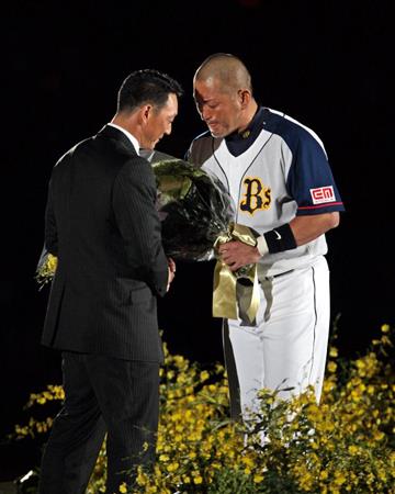 引退セレモニーで金本（左）から花束を受け取る清原＝２００８年１０月１日、京セラドーム大阪(安部光翁撮影）