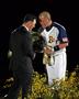引退セレモニーで金本（左）から花束を受け取る清原＝２００８年１０月１日、京セラドーム大阪(安部光翁撮影）