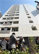 覚せい剤所持で逮捕された元プロ野球選手・清原和博容疑者の自宅マンション前には、一夜明けても報道陣が詰めかけている＝３日、東京都港区東麻布（寺河内美奈撮影）