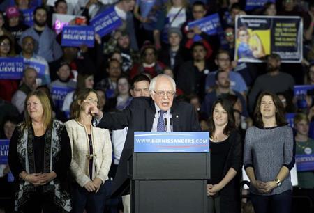 追い上げを見せたバーニー・サンダース氏＝２０１６年２月１日、米アイオワ州デモイン市（ロイター）