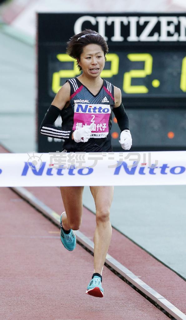 大阪国際女子マラソンで優勝した福士加代子＝２０１６年１月３１日、大阪市東住吉区のヤンマースタジアム長居（共同）