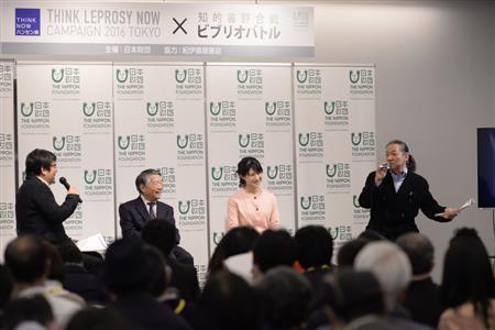 ハンセン病回復者の生き様を描いた小説「あん」の作者であるドリアン助川氏（右）や、大学時代にハンセン病患者・北條民雄の文学作品をテーマに論文を書いたという、中江有里（ゆり）氏（右から２人目）らがゲストとした参加した＝２０１６年１月３１日（日本財団撮影）