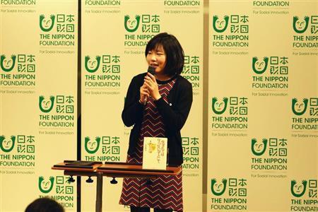 ビブリオバトルでは、横森夏穂里さんが紹介した「生まれてはならない子として」（宮里良子著）が、観客の投票により「チャンプ本」に選ばれた（日本財団撮影）