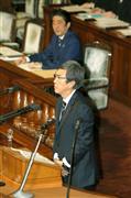 衆院本会議で所信を述べる石原伸晃経済再生相。奥は安倍晋三首相＝２日午後