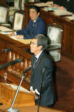 衆院本会議で所信を述べる石原伸晃経済再生相。奥は安倍晋三首相＝２日午後