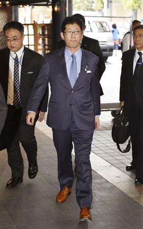 ＴＰＰの閣僚会合と署名式に出席するためニュージーランドのオークランドに到着した高鳥修一内閣府副大臣＝３日（共同）