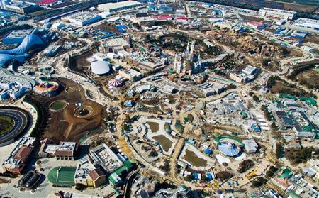中国上海市で建設中の上海ディズニーランド＝３日（新華社＝共同）
