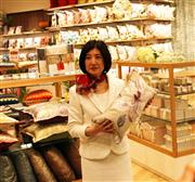 リニューアルした家具小物売り場の説明を行う大塚久美子社長＝４日、東京都新宿区（永田岳彦撮影）