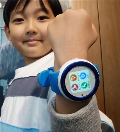 ＫＤＤＩが発売する子ども向けの腕時計型端末「マモリーノウオッチ」