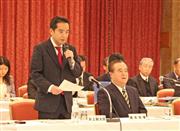 会議であいさつをする井上信治環境副大臣（左）。右は橋本昌知事＝４日午後、水戸市千波町（上村茉由撮影）