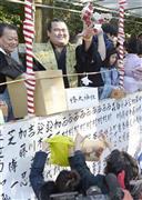 椿大神社の節分祭で豆をまく大関琴奨菊（ことしょうぎく）関＝２０１６年２月３日午後、三重県鈴鹿市（共同）