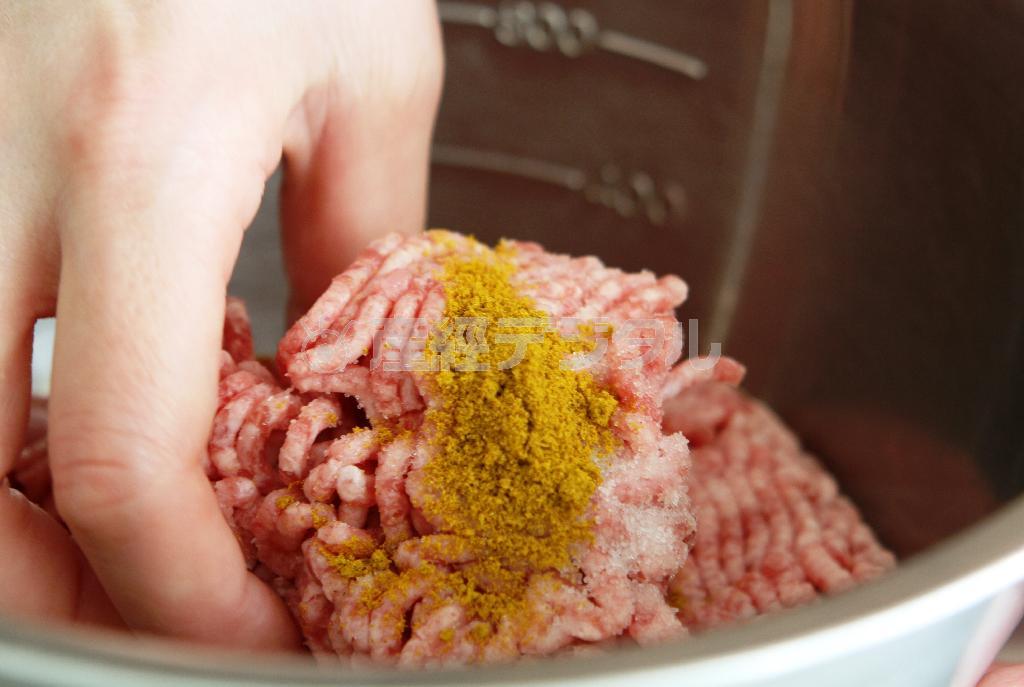 チリコンカン＿カレー風味（作り方１）＿＿豚ひき肉にカレー粉と塩をもみこむ（田中幸美撮影）