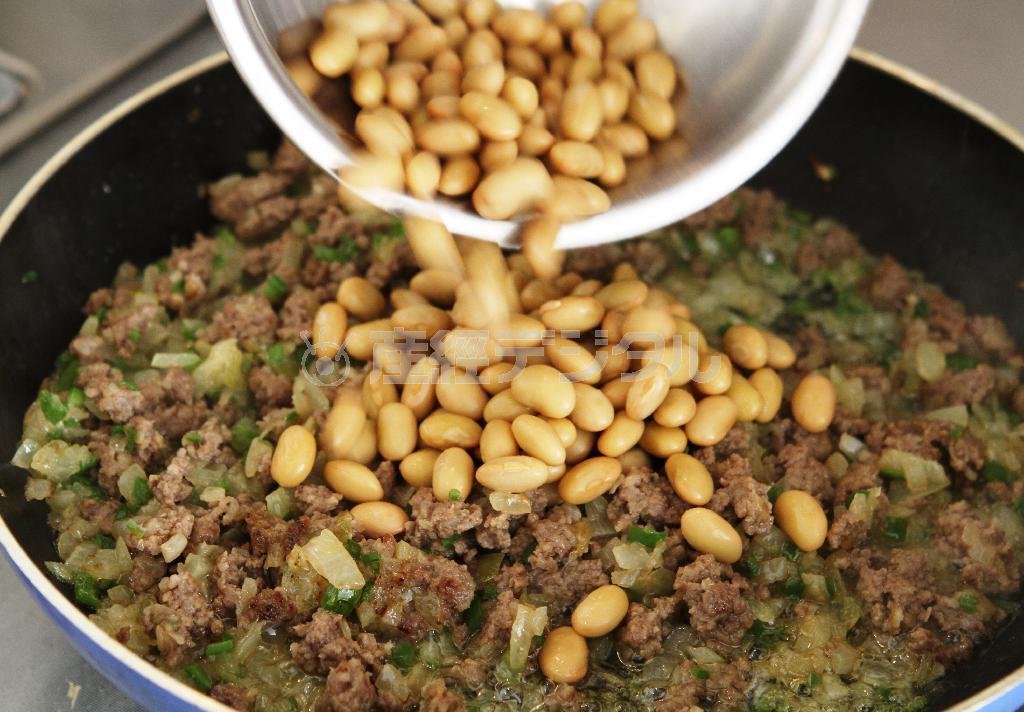 チリコンカン＿カレー風味（作り方２）＿＿フライパンにオリーブ油を熱し、タマネギをよく炒め、ピーマンを加えてさっと炒める。［作り方１：調理した豚ひき肉］を加えてポロポロになるまで炒め、さらに大豆を加えてさっと炒める。