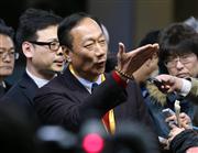 シャープ本社を訪れ、報道陣の取材に応じる鴻海精密工業の郭台銘会長＝５日午後、大阪市阿倍野区（彦野公太朗撮影）