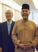 ５日、クアラルンプールで会談に臨む日本商工会議所の三村明夫会頭（左）とマレーシア陸上公共交通委員会のサイドハミド議長（ＮＮＡ＝共同）