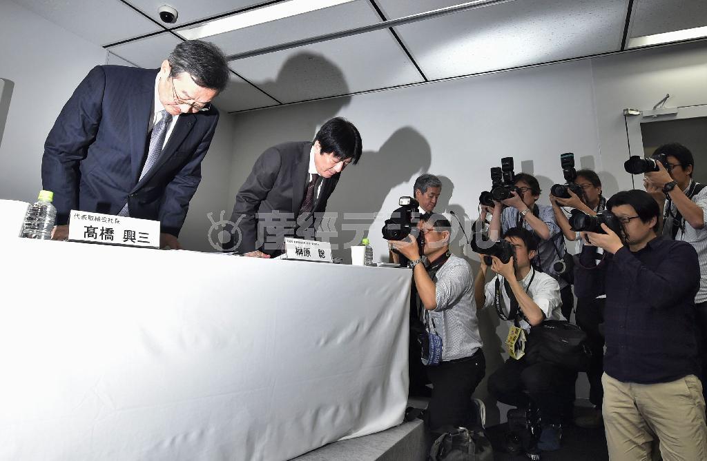 記者会見を終え、一礼するシャープの高橋興三（こうぞう）社長（左）ら＝２０１６年２月４日午後、東京都港区（共同）