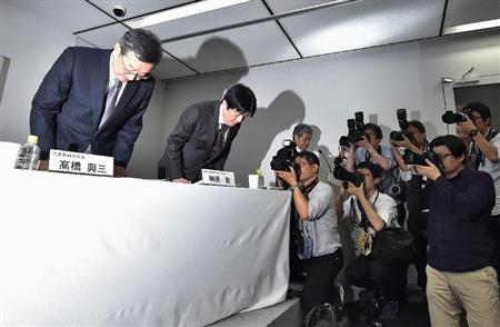 記者会見を終え、一礼するシャープの高橋興三（こうぞう）社長（左）ら＝２０１６年２月４日午後、東京都港区（共同）