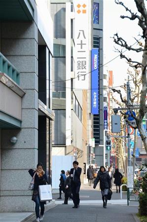 東京・日本橋の銀行の店舗。マイナス金利は金融機関にさまざまな影響を与えている＝４日