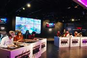 「ｅ－Ｓｐｏｒｔｓ」の大会で対戦する参加者＝１月、東京・秋葉原