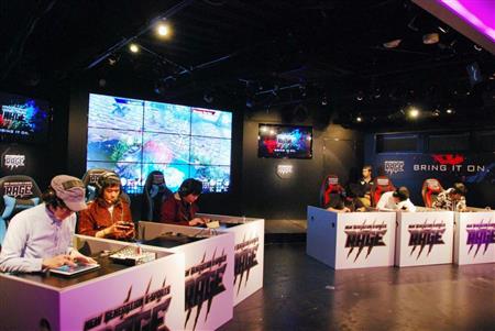 「ｅ－Ｓｐｏｒｔｓ」の大会で対戦する参加者＝１月、東京・秋葉原