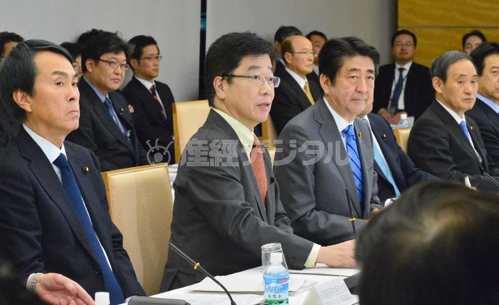 １億総活躍国民会議に臨む（左から）加藤勝信１億総活躍担当相、安倍晋三（しんぞう）首相ら＝２０１６年１月２９日午後、首相官邸（斎藤良雄撮影）