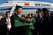 昨年１１月、Ｇ２０サミットに出席するため中国国際航空が運航する専用機でトルコのアンタルヤ国際空港に降り立った習近平国家主席。国の威信をかけ、航空機利用者のマナー改善に躍起となっている（ロイター）