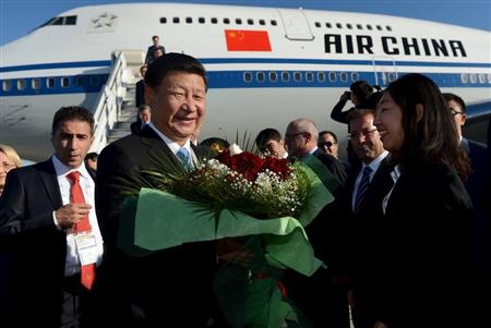 昨年１１月、Ｇ２０サミットに出席するため中国国際航空が運航する専用機でトルコのアンタルヤ国際空港に降り立った習近平国家主席。国の威信をかけ、航空機利用者のマナー改善に躍起となっている（ロイター）
