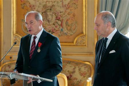 過激派組織「イスラム国」（ＩＳ）がマスタードガスを生産している疑いがあるとの見方を示した化学兵器禁止機関（ＯＰＣＷ）のアフメット・ウズンジュ事務局長（左）＝２０１５年１２月１５日、フランス・首都パリ（ＡＰ）