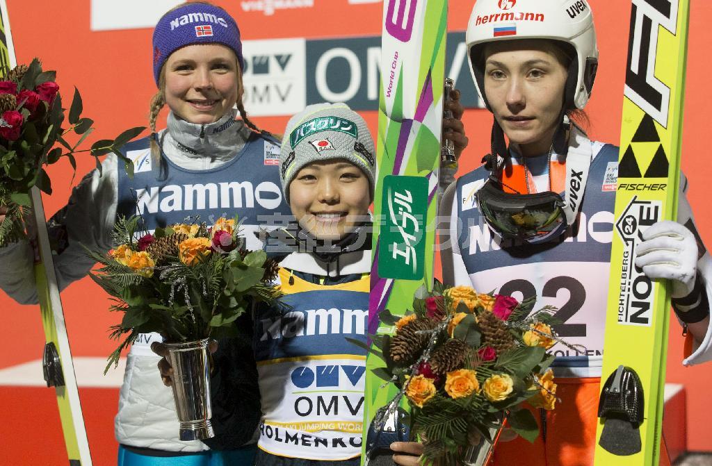 自己最多となる８連勝で今季９勝目を挙げた高梨沙羅（さら、中央）＝２０１６年２月４日、ノルウェー・首都オスロ（ロイター）