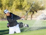 ２番でバンカーショットを放つ松山英樹＝２０１６年２月４日、米アリゾナ州スコッツデ０ルのＴＰＣスコッツデール（共同）