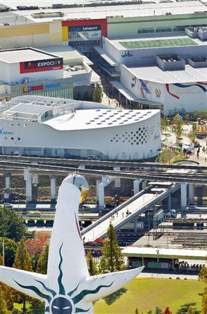 万博記念公園の遊園地跡地に開業した「エキスポシティ（ＥＸＰＯＣＩＴＹ）」。手前は「太陽の塔」（本社ヘリから、頼光和弘撮影）