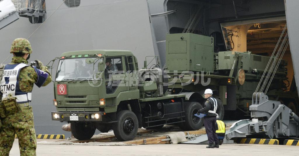 北朝鮮のミサイル発射に備え石垣港に到着し、輸送艦「おおすみ」から降りるＰＡＣ３搭載車両＝２０１６年２月６日午後５時１２分、沖縄県・石垣島（共同）