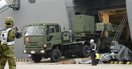 北朝鮮のミサイル発射に備え石垣港に到着し、輸送艦「おおすみ」から降りるＰＡＣ３搭載車両＝２０１６年２月６日午後５時１２分、沖縄県・石垣島（共同）