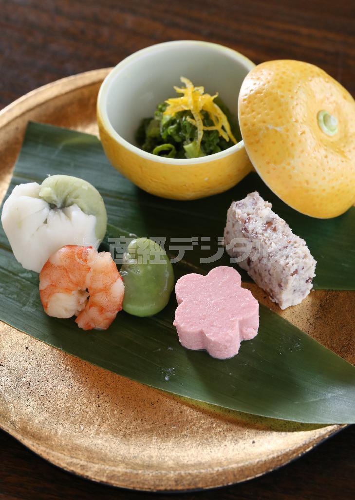 柚子のお椀に入った真砂和えや海老のつや煮、百合根巾着、小倉豆腐など、新春を寿ぐふさわしい前菜＝２０１６年１月２６日、京都市中京区（志儀駒貴撮影）