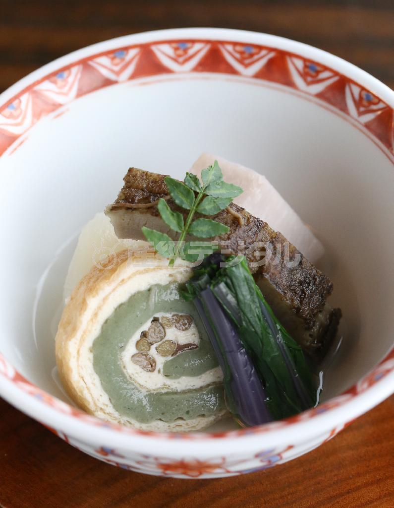海老芋や小カブ、堀川ごぼう、信田巻など、京の野菜を存分に味わう「京野菜の炊き合わせ」＝２０１６年１月２６日、京都市中京区（志儀駒貴撮影）