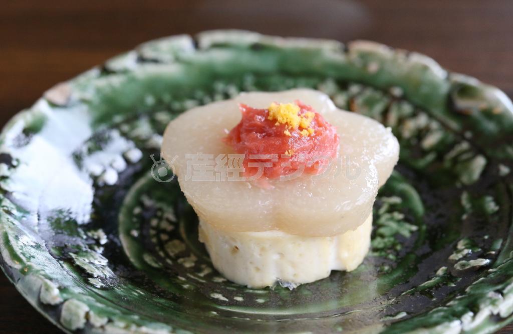 豆腐とカニのすり身で作られた「蟹豆腐と寄せ蕪の紅梅焼き」＝２０１６年１月２６日、京都市中京区（志儀駒貴撮影）