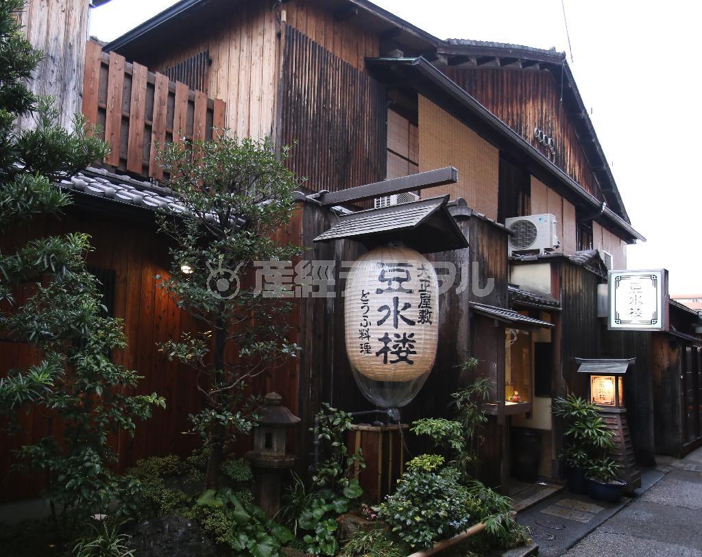 路地の一番奥にある豆水楼木屋町本店。大きなちょうちんが目印＝２０１６年１月２６日、京都市中京区（志儀駒貴撮影）