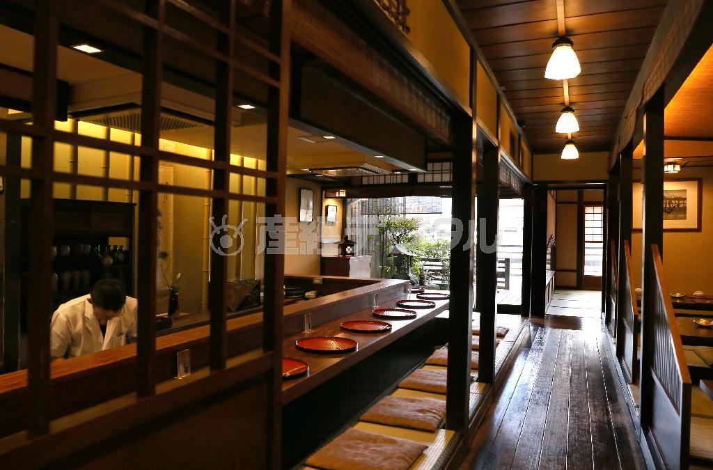 はりや廊下など、大正時代に建てられた旅館がそのまま使われた内観はレトロな雰囲気＝２０１６年１月２６日、京都市中京区（志儀駒貴撮影）