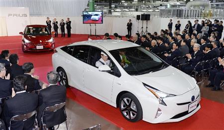 本格生産が始まり、拍手のなか発進するトヨタ自動車の新型プリウス＝２０１５年１２月、愛知県豊田市