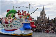 昨年11月、クリスマスイベントでにぎわう東京ディズニーランド＝千葉県浦安市（江田隆一撮影）